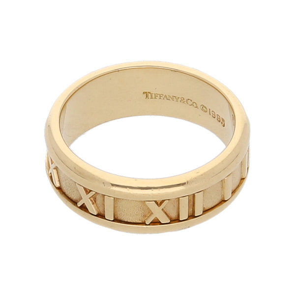 Argolla diseño italiano firma Tiffany & Co. motivo números romanos en oro amarillo 18 kilates.