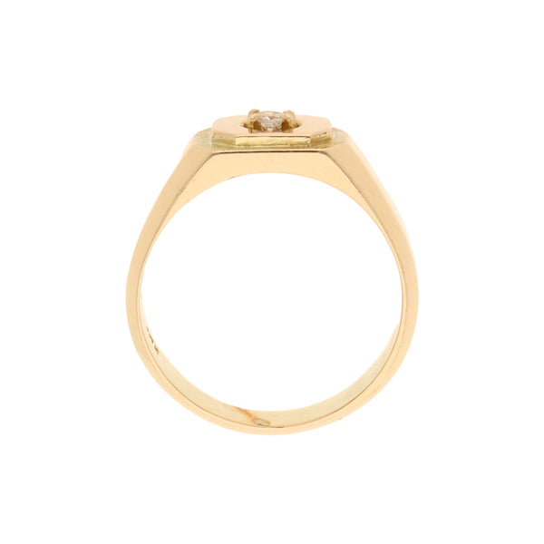 Anillo tipo sello con diamante en oro amarillo 14 kilates.