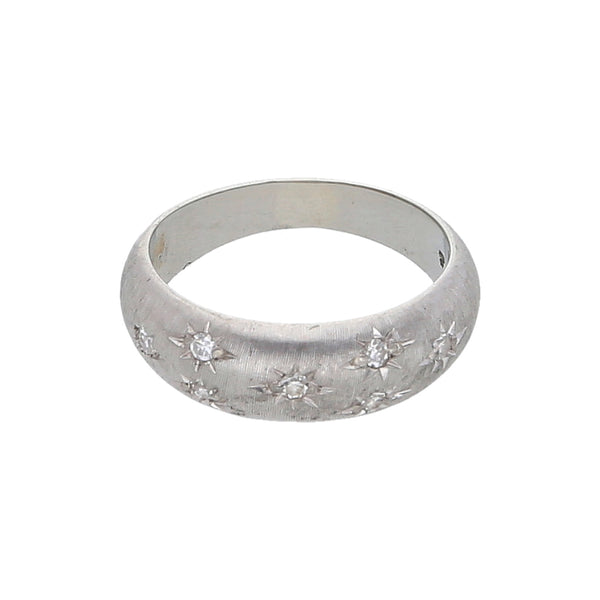 Anillo estriado con diamantes en oro blanco 18 kilates.