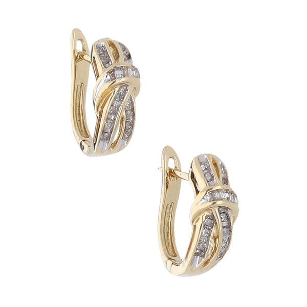 Aretes calados con diamantes en oro amarillo 14 kilates.