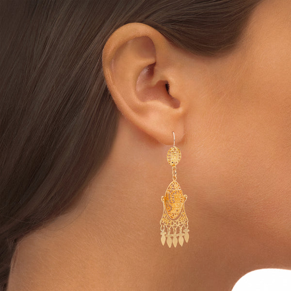 Aretes articulados con colgantes en oro amarillo 18 kilates.