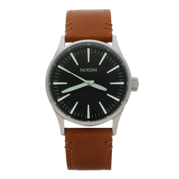 Reloj Nixon para caballero en acero inoxidable correa piel.