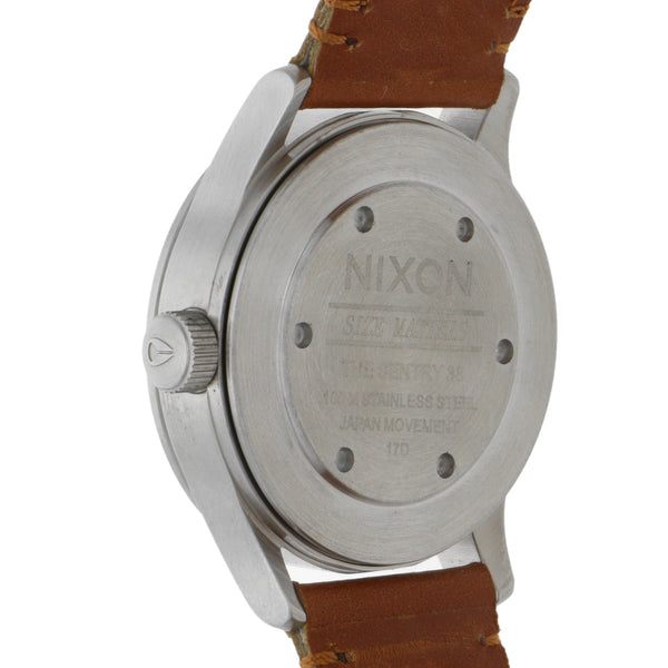 Reloj Nixon para caballero en acero inoxidable correa piel.