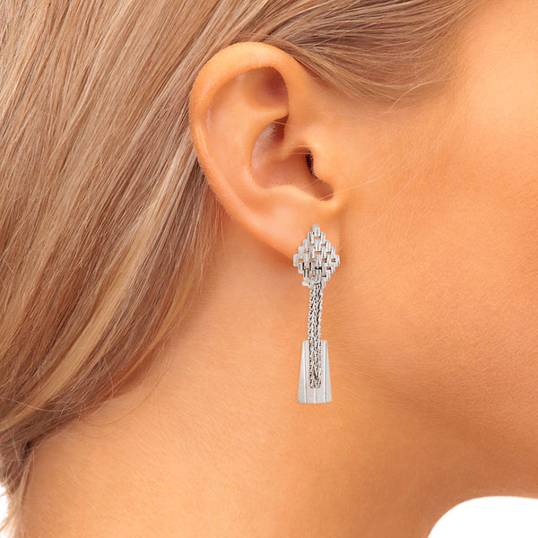 Aretes calados con colgantes en oro blanco 18 kilates.