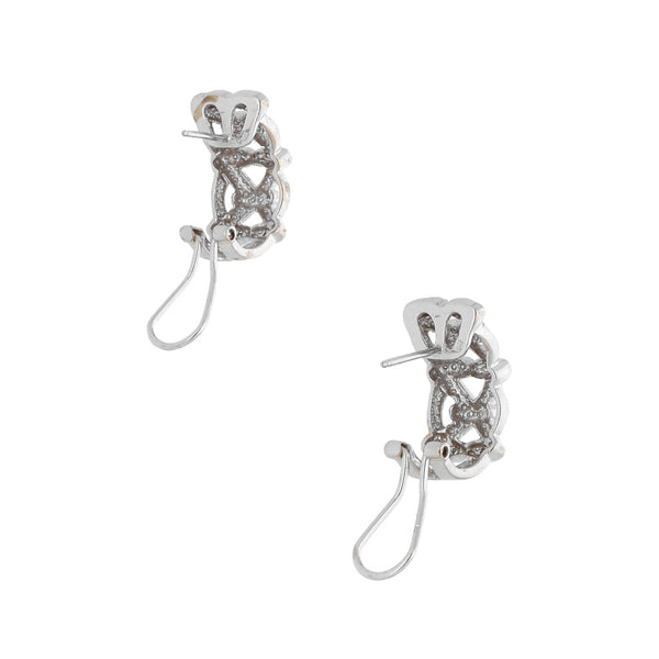 Aretes calados con diamantes en oro blanco 18 kilates.