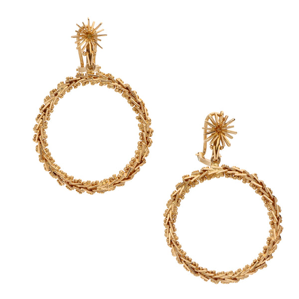 Aretes boleados en oro amarillo 18 kilates.