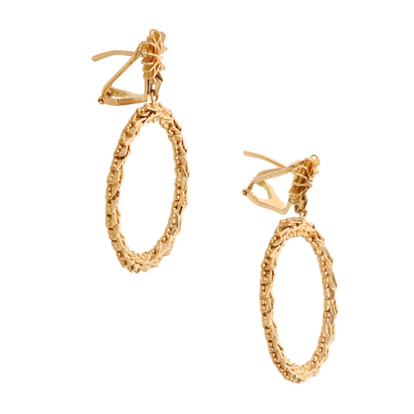 Aretes boleados en oro amarillo 18 kilates.