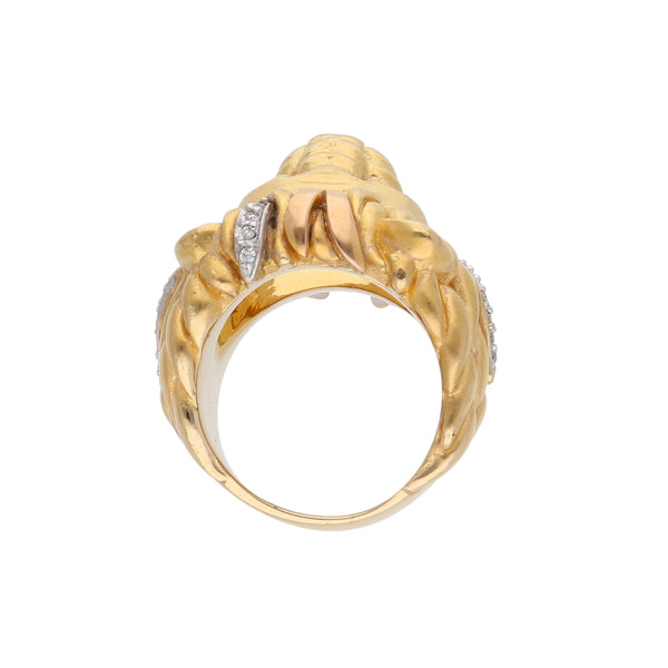 Anillo diseño especial con diamantes motivo felino en oro dos tonos 18 kilates.