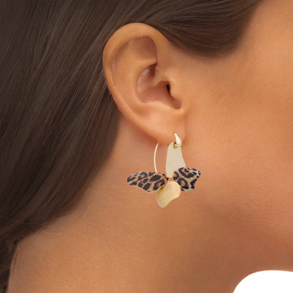 Juego de dije y aretes diseño italiano firma Giordana Castellan motivo mariposa con esmalte en oro amarillo 14 kilates.