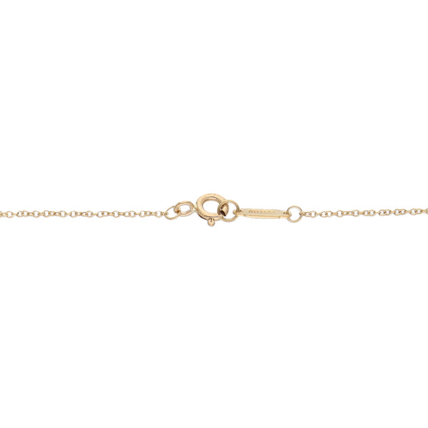 Pulsera eslabón cruzado firma Tiffany & Co. con dijes motivo infinito en oro amarillo 18 kilates.