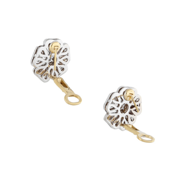 Aretes estilizados con diamantes motivo flor en oro dos tonos 18 kilates.