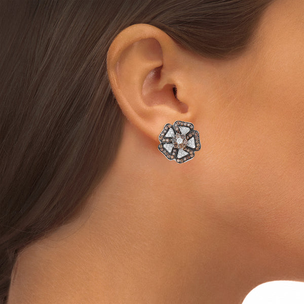 Aretes estilizados con diamantes motivo flor en oro dos tonos 18 kilates.