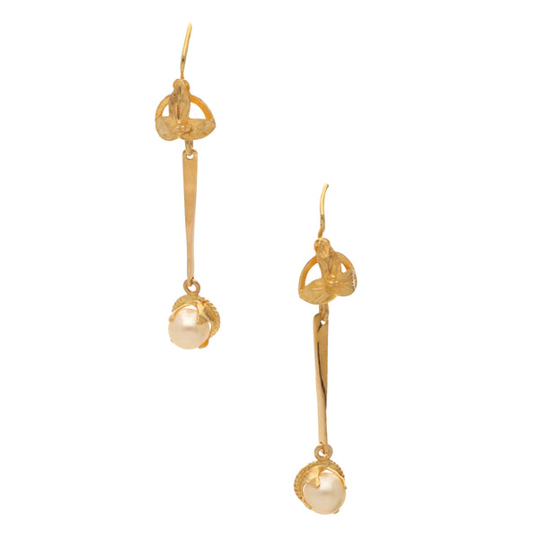 Aretes diseño especial motivo floral con colgantes y perlas en oro amarillo 18 kilates.