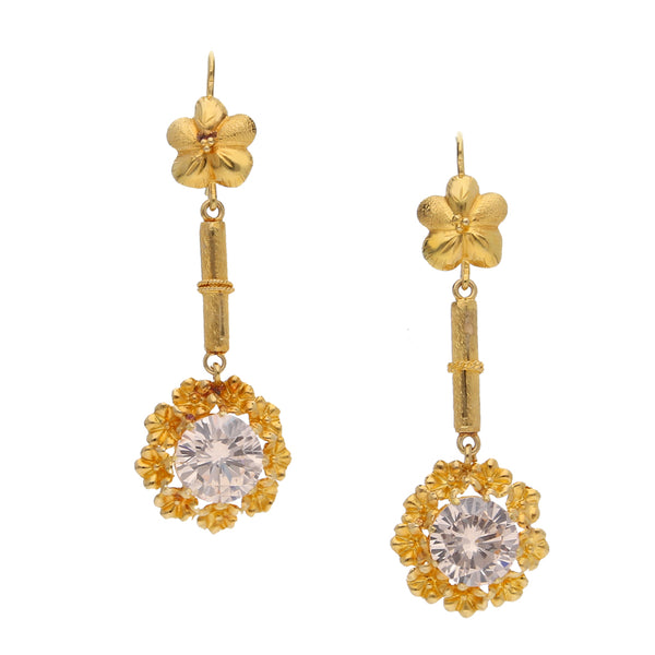 Aretes diseño especial con colgantes y sintéticos motivo floral en oro amarillo 18 kilates.