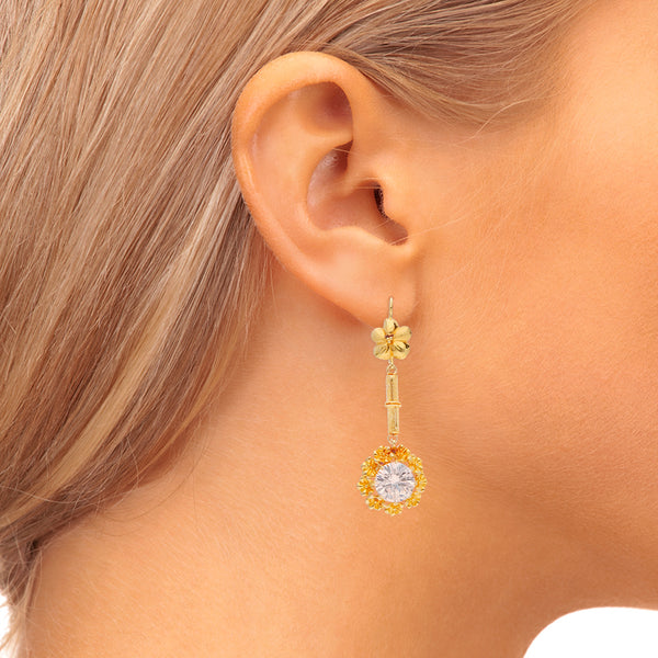 Aretes diseño especial con colgantes y sintéticos motivo floral en oro amarillo 18 kilates.