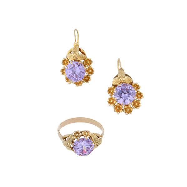 Juego de anillo y aretes calados motivo floral con sintéticos en oro amarillo 16 kilates.