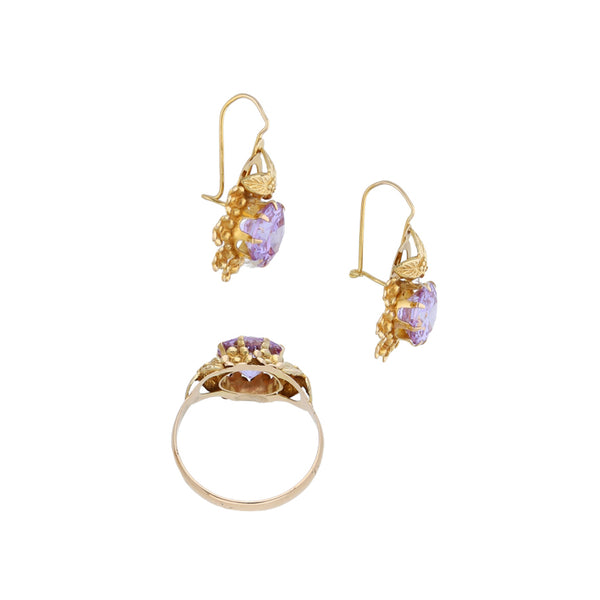 Juego de anillo y aretes calados motivo floral con sintéticos en oro amarillo 16 kilates.
