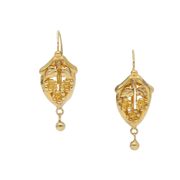 Aretes laminados motivo floral en oro amarillo 16 kilates.