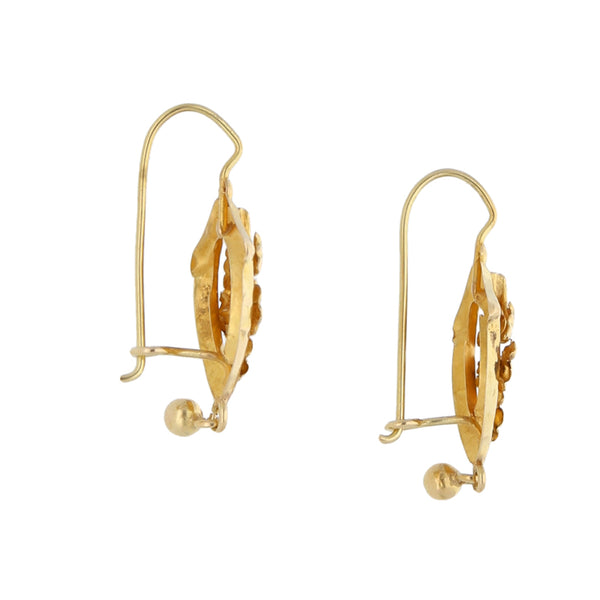 Aretes laminados motivo floral en oro amarillo 16 kilates.