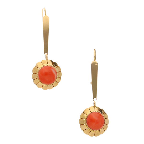 Aretes diseño especial con coral en oro amarillo 18 kilates.