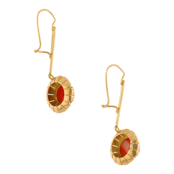 Aretes diseño especial con coral en oro amarillo 18 kilates.