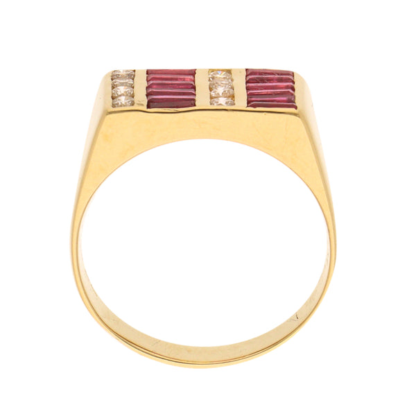 Anillo tipo sello con rubíes y diamantes en oro amarillo 18 kilates.