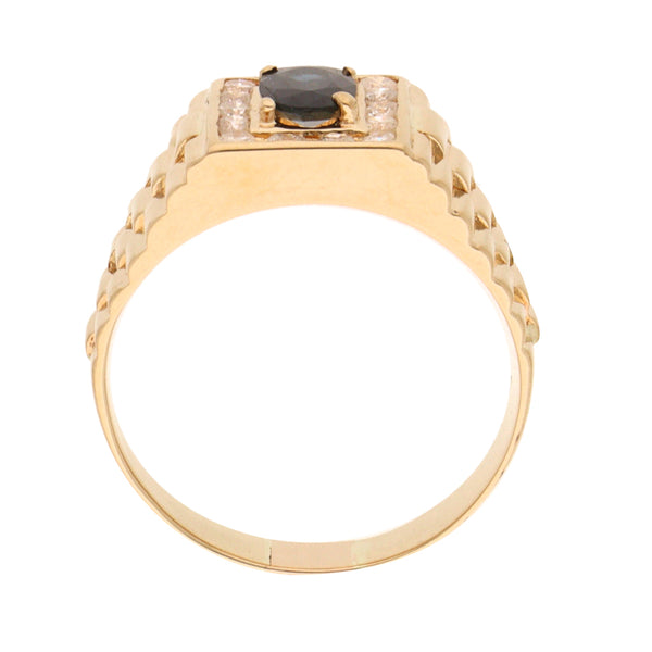 Anillo tipo sello con zafiro y diamantes en oro amarillo 14 kilates.