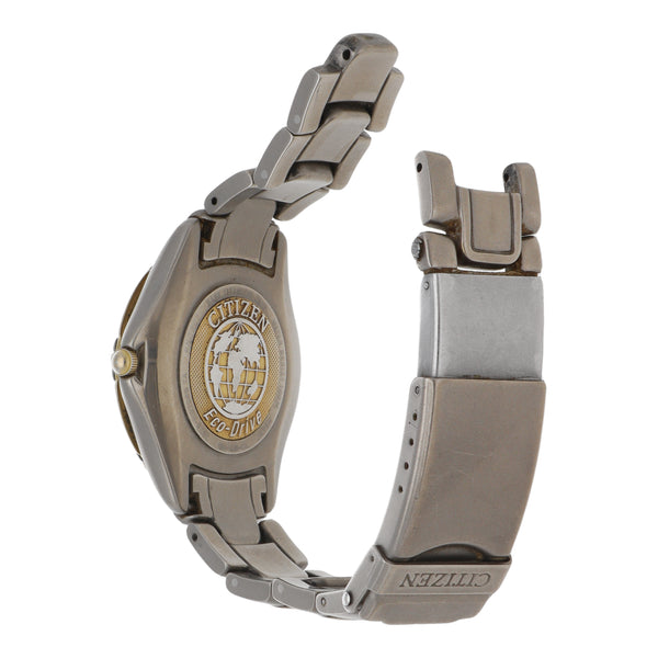 Reloj Citizen para caballero modelo Eco-Drive Titanium.