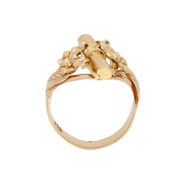 Anillo diseño especial motivo floral en oro amarillo 18 kilates.