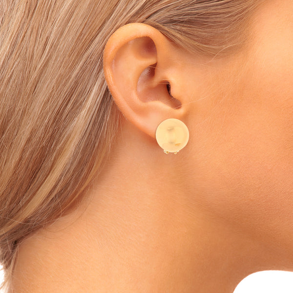 Aretes diseño especial en oro amarillo 18 kilates.