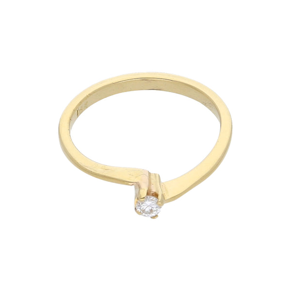 Anillo solitario con diamante en oro amarillo 18 kilates.