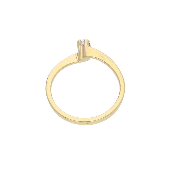 Anillo solitario con diamante en oro amarillo 18 kilates.