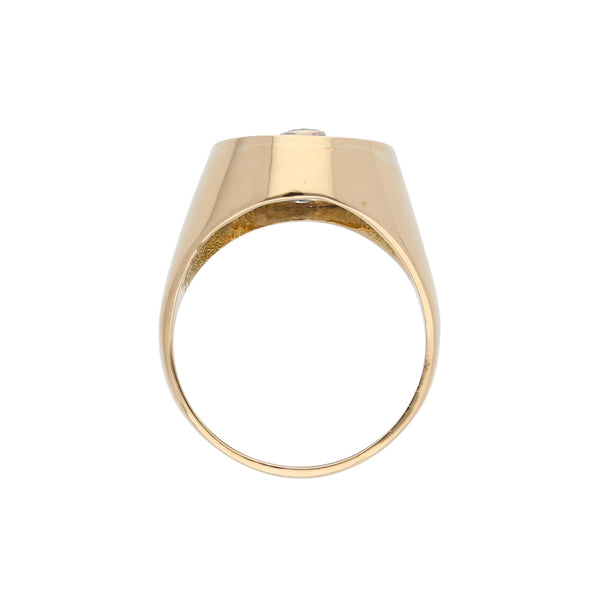 Anillo tipo sello con ónix y diamante en oro amarillo 18 kilates.