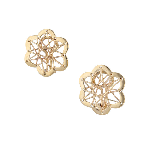 Aretes diseño especial motivo flor en oro amarillo 14 kilates.