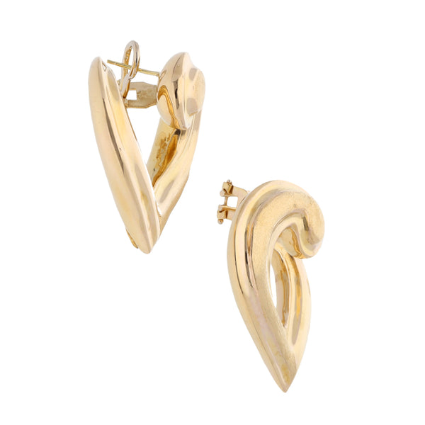 Aretes huecos motivo corazón en oro amarillo 18 kilates.