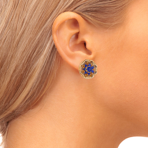 Juego de anillo y aretes calados con lapislazuli en oro amarillo 18 kilates.