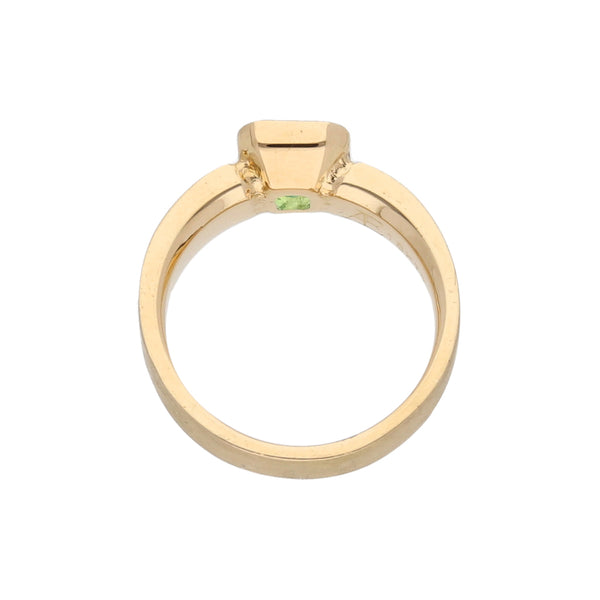 Anillo tipo sello con esmeralda en oro amarillo 18 kilates.