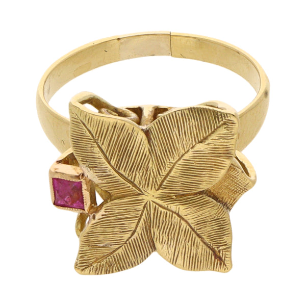 Anillo tipo sello motivo floral con rubí en oro amarillo 18 kilates.