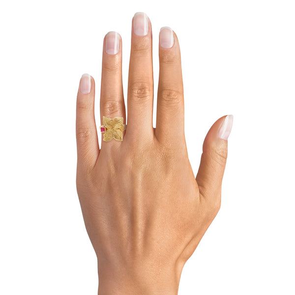 Anillo tipo sello motivo floral con rubí en oro amarillo 18 kilates.