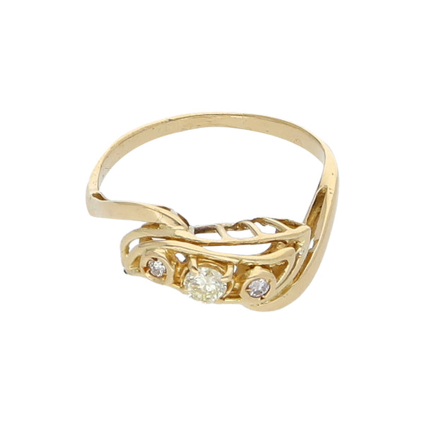 Anillo calado con diamantes en oro amarillo 18 kilates.