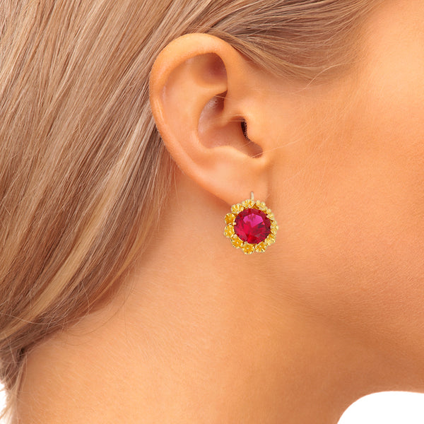 Aretes diseño especial con aplicaciones motivo flor y sintético en oro amarillo 18 kilates.