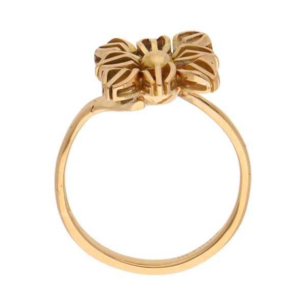 Anillo diseño especial motivo flor en oro amarillo 18 kilates.