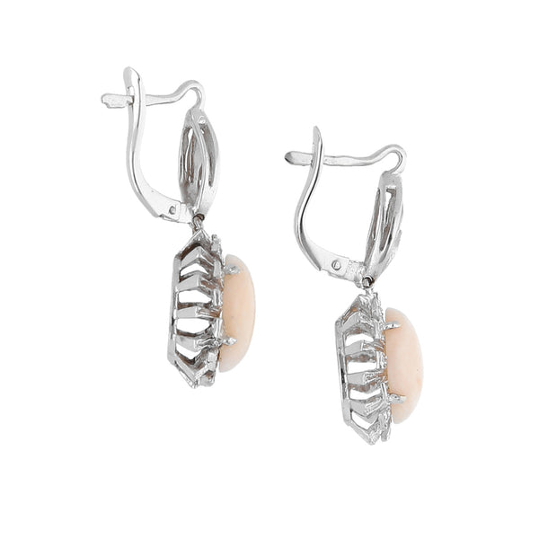 Aretes calados con colgantes, diamantes y coral en oro blanco 18 kilates.