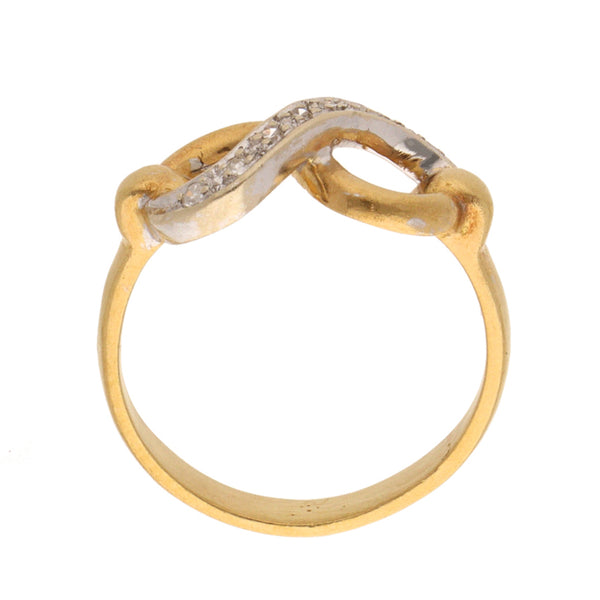 Anillo calado con diamantes en oro dos tonos 18 kilates.