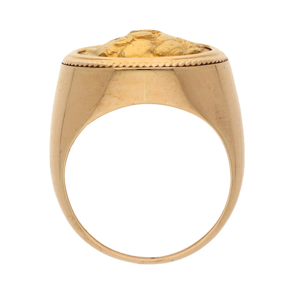 Anillo tipo sello motivo rostros en oro amarillo 18 kilates.