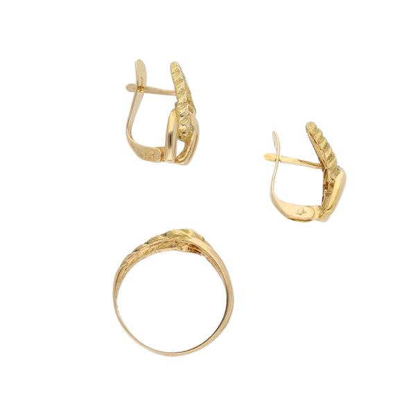 Juego de anillo y aretes calados en oro amarillo 18 kilates.