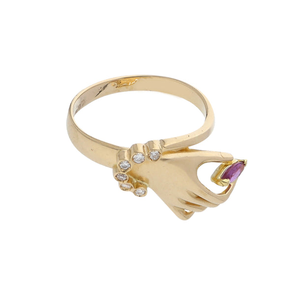 Anillo diseño especial con diamantes y sintético motivo mano en oro amarillo 18 kilates.