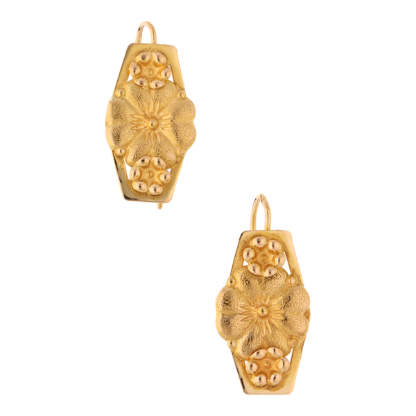 Aretes diseño especial motivo floral en oro amarillo 16 kilates.