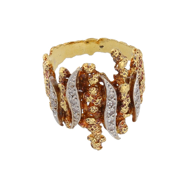 Anillo diseño barroco con diamantes en oro dos tonos 18 kilates.