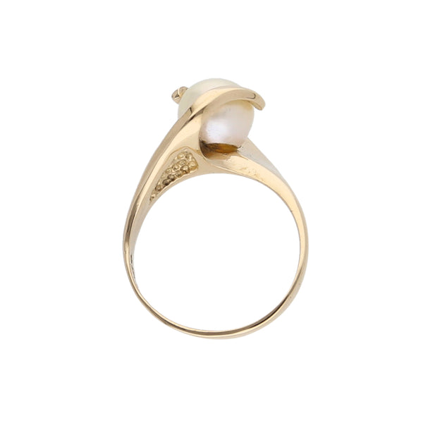 Anillo estilizado con perla en oro amarillo 14 kilates.